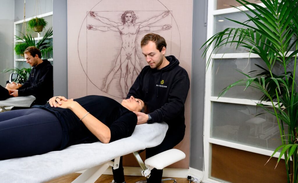 Fysiotherapeut met patiënt tijdens behandeling aan nek