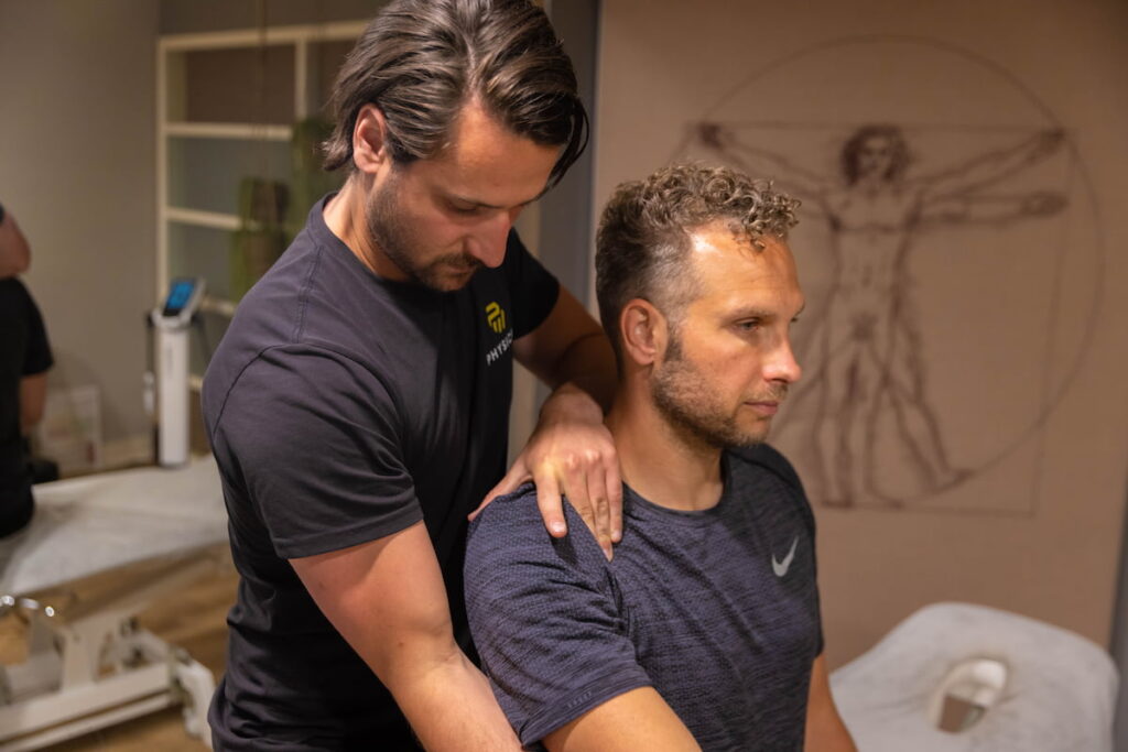 Fysiotherapeut behandelt patient aan schouder